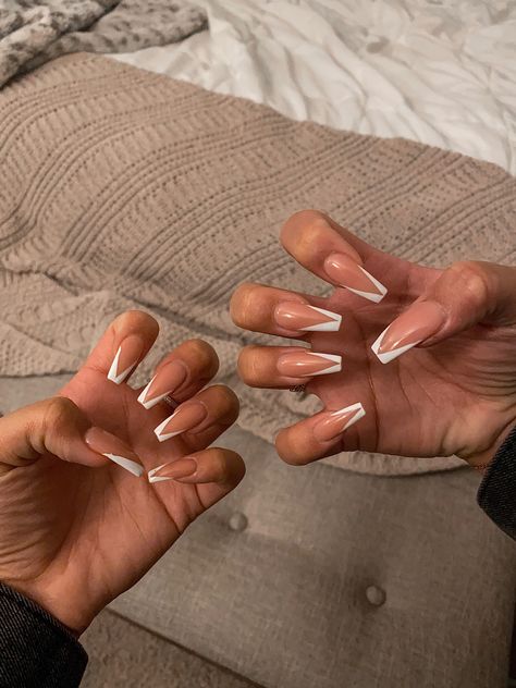 Coffin Style Nails White, Nails W White Design, Triangle White Tip Nails, Triangle Tip Nails Coffin, White French Tip Triangle, Coffin Triangle French Tip, White French Tip Nails Triangle, French Tips Triangle, Triangle French Tip Nails Square