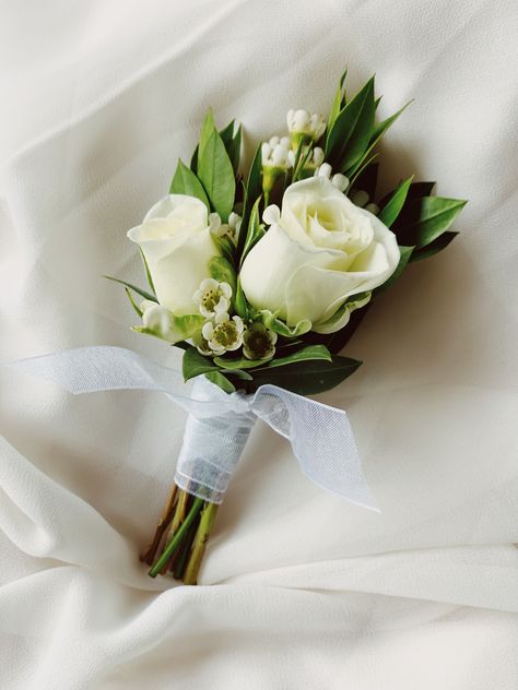 Green And White Button Holes, White Spray Rose Corsage, Wedding Jerb, Small White Bouquet, Small Wedding Bouquet, White Flower Boutonniere, Diy Boutonniere Wedding, Boutineer Ideas, Simple Bridesmaid Bouquets