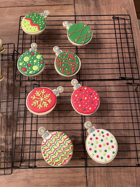 Christmas Bauble Iced Biscuits, Christmas Cookie Decorating Ideas, Icing Biscuits, Bread Aesthetic, Flood Cookies, Royal Icing Christmas Cookies, Cookie Decorating Icing, Christmas Sugar Cookies Decorated, Flooding Cookies