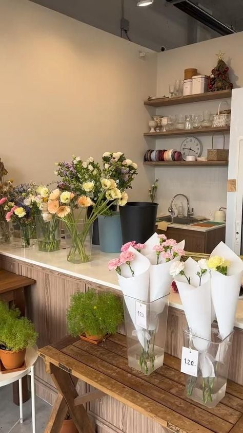 Florist Shop Aesthetic, Small Flower Shop, Florist Shop Interior, Flower Shop Interiors, Florist Studio, Flower Shop Decor, Flower Cafe, Flower Shop Design, Bakery Design Interior