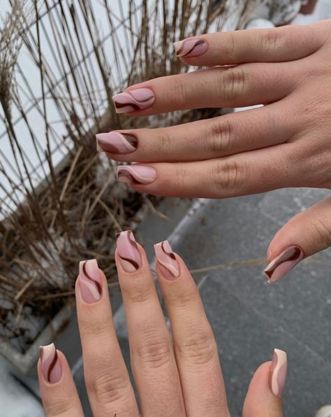 Fall Nails 2023 Oval, Fall Neutral Nails Square, Square Swirl Nails, Trendy Nails Short Acrylic, Acrylic Nails Minimalist, Classy Brown Nails, Cute Nail Trends, Nails Fall Short, Beige Nail Designs