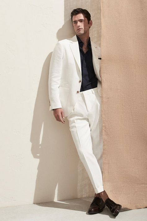 Brunello Cucinelli Spring 2020 Menswear Collection | Vogue Soften T Shirts, Sean O'pry, White Suit, Elegante Casual, Vogue Russia, Mens Fashion Suits, Gentleman Style, 가을 패션, Looks Style