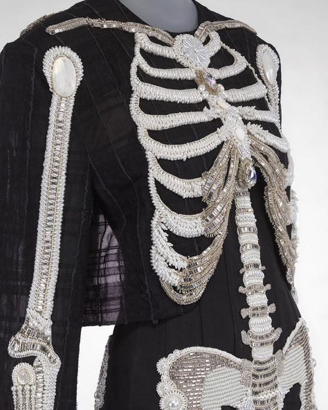 This dress has good bones 🦴 This Thom Browne look is adorned with beaded embroidery in the form of a skeleton that aligns with the… | Instagram Anatomical Fashion, Anatomy Fashion, Skeleton Fashion, Detail Couture, Skeleton Costume, Skull Fashion, Grunge Style, Dark Fashion, Looks Style