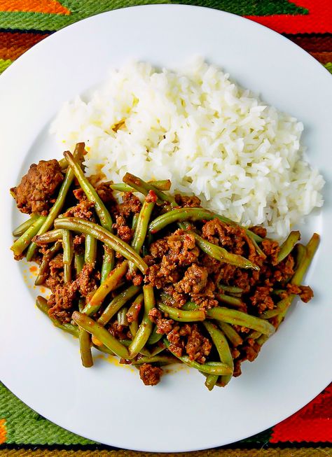 String Beans with Ground Beef - Saltado de Vainitas - is a dish made with string/green beans steamed over deliciously seasoned meat and onions. Simple to prepare and makes a fantastic meal any time of the week. #groundbeef #easydinner #onepotmeal #hamburger l #thegeneticchef Beef And Green Beans Recipe, Green Beans Steamed, Recipes Green Beans, String Beans Recipe, Beans With Ground Beef, Ground Beef Beans, String Bean Recipes, Ground Beef Rice, Beef Ground