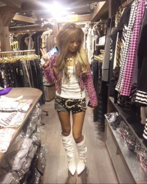 Gyaru Fashion Casual, Y2k Outfits Gyaru, Gyaru Fashion Aesthetic, Gyruu Outfits, Japanese Gyaru Fashion, 2000s Gyaru Aesthetic, Banba Gyaru Fashion, Gyrua Fashion, Tsuyome Gyaru Outfit