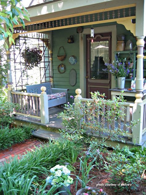 Cottage Garden Sheds, Moderne Have, Summer Porch Decor, Cottage Porch, Cottage Garden Design, Summer Porch, Front Steps, Cottage Gardens, Style Cottage