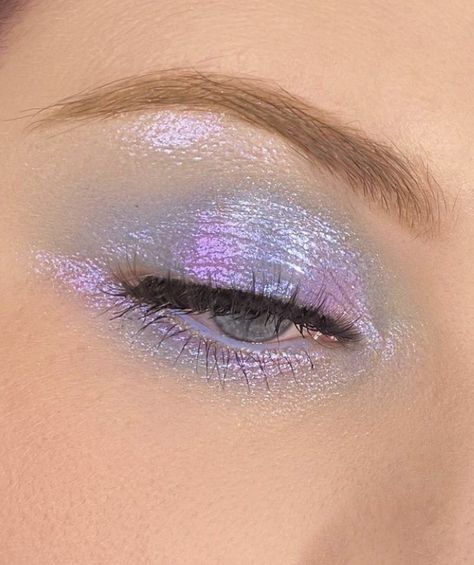 Lavender Eye Makeup Wedding, Mermaid Makeup Purple, Periwinkle Eye Makeup, Irredescent Eye Makeup, Periwinkle Eyeshadow, Iridescent Eye Makeup, Periwinkle Makeup Looks, Periwinkle Makeup, Aura Makeup