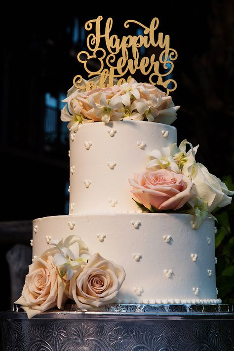 Subtle Disney Decor Wedding Ideas, Disney Wedding Cakes Ideas, Disney Bridal Shower Cake, Disney Wedding Ceremony Decor, Disney Fairytale Wedding Cake, Wedding Disney Decorations, Disney Wedding Cake Designs, Disney Theme Wedding Cake, Small Disney Wedding Cake