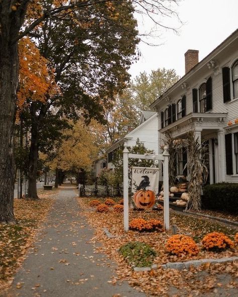 Woodstock Vermont Fall, Vermont Aesthetic, Kim Nguyen, Hygge Autumn, Cozy Fall Aesthetic, New England Aesthetic, Woodstock Vermont, Studera Motivation, Lovely Sunday