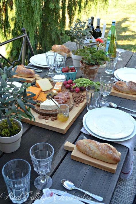 Dining alfresco means leaving the rush behind and relaxing with friends Bread Plate Table Settings, Snacks For Guests Entertaining, Alfresco Dinner Party, Garden Entertaining, Basket Flowers, Bread Boards, Lunch With Friends, Rustic Table Decor, Tafel Decor