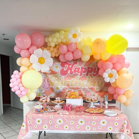 Five Is A Vibe Table Decor, Groovy Boho Party, Ten Is A Vibe Birthday, Groovy Balloon Garland, Groovy Decorations Ideas, Groovy Birthday Decorations, Groovy Party Decorations, 13th Birthday Party Ideas For Girls, Smiley Party