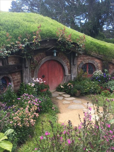 Hobit Houses, Casa Hobbit, Castle Home, Earthship Home, Fairytale Cottage, Hobbit Hole, Cob House, Hobbit House, Fantasy House