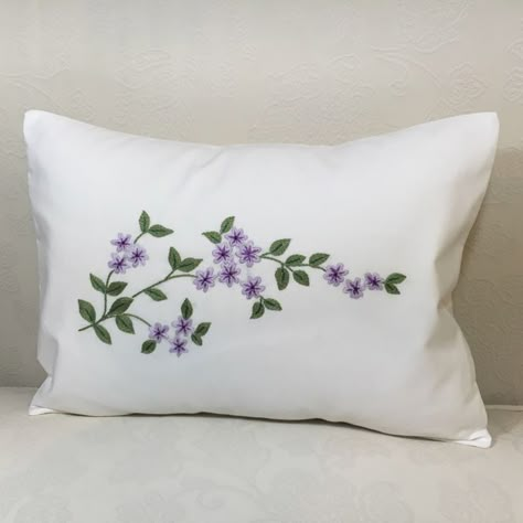 Cushion Embroidery, Hand Embroidered Pillows, Pillow Embroidery, Embroidery Lessons, Pillow Crafts, Fabric Paint Designs, Diy Embroidery Designs, Hand Embroidery Patterns Flowers, Hand Embroidery Flowers