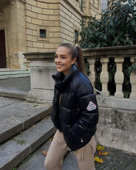 Doudoune MYTHIC Pyrenex au look vintage avec son tissu brillant, elle protège du froid tout en restant tendance. Crédit photo : @nelekracht (via Instagram) Cozy Season, Paris Outfits, Winter Fits, Look Vintage, Looks Vintage, Outerwear Women, Jacket Style, Down Jacket, Cold Weather