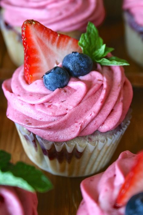 Mixed Berry Cupcakes || Oregon Transplant- Vanilla cake swirled with a fresh berry compote, topped with a Raspberry Buttercream and fresh berries. A must-try! Fruity Cupcakes, Cake Boss Recipes, Vanilla Bean Frosting, Berry Cupcakes, Zebra Cake, Berry Compote, Basic Cake, Lemon Cupcakes, Cupcake Flavors