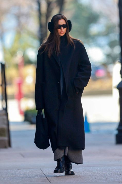 Asian Winter Fashion, Earmuffs Outfit, Irina Shayk Street Style, Irina Shayk Style, Cold Outfits, Blogger Outfits, Winter Outfits For Work, Irina Shayk, Winter Fits