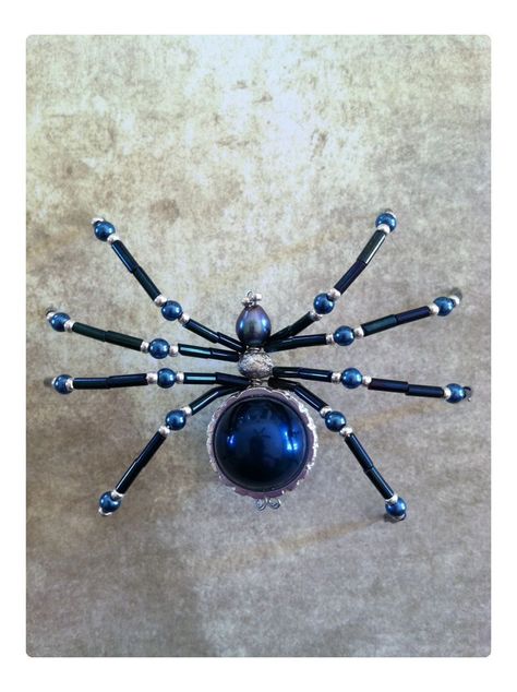 Beaded Spider Tutorial_ Just in case I need to replace my Christmas spider ornament Spider Tutorial, Spider Crafts, Christmas Spider, Beaded Spiders, Bijoux Fil Aluminium, Halloween Beads, Beaded Crafts, Beaded Animals, Beading Projects