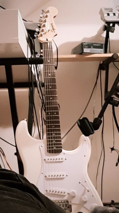 electric guitar, aesthetic Cream Electric Guitar, Sunburst Electric Guitar Aesthetic, White Electric Guitar Aesthetic, Electric Guitar Aesthetic, Guitar Aesthetic, Cream Aesthetic, Dream Style, Electric Guitars, Dream Life