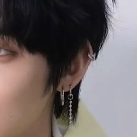 Korean Earrings Style Men, Kpop Earrings Men, Men Piercing Ears Aesthetic, Men’s Earrings Aesthetic, Mens Earrings Aesthetic, Earrings Men Aesthetic, Yeonjun Earrings, Men Earrings Aesthetic, Boys With Earrings