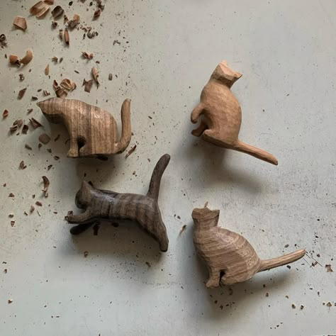 Whittling Patterns, Wooden Cats, Carved Wooden Animals, Dremel Crafts, Whittling Projects, Wood Shavings, Dremel Carving, Simple Wood Carving, Wood Carving For Beginners