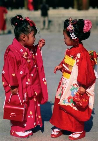 Kimono Ideas, Kids Around The World, Asian Kids, Chinese Clothing, World Cultures, Fukuoka, Japanese Kimono, Yokohama, Okinawa