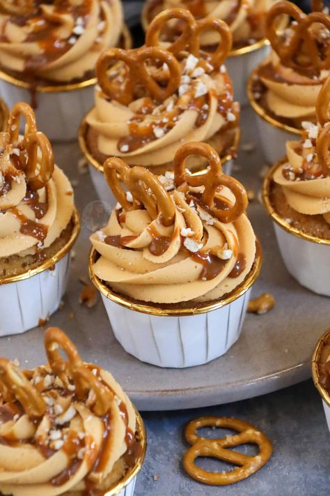 Salted Caramel Cupcakes Aesthetic, Salted Caramel Pretzel Cupcakes, Caramel Pretzel Cupcakes, Pretzel Cupcakes, Yellow Cake Cupcakes, Caramel Pretzel Cookies, Salted Caramel Pretzels, Salted Caramel Frosting, Janes Patisserie