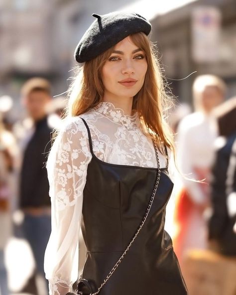 Hygge Fashion, How To Wear A Beret, Beret Outfit, Beret Fashion, Instagram Crush, 70s Inspired Fashion, French Girl Style, French Girl, French Fashion