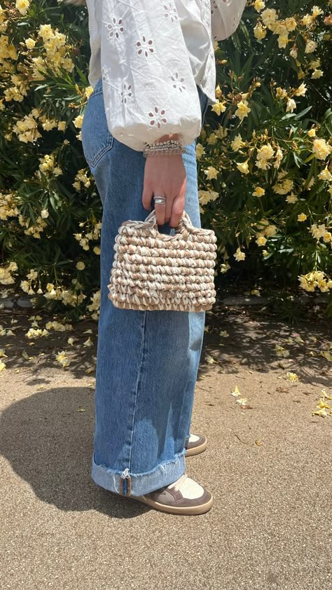 Handmade bag Beige and white 20 x 17 cm Made to order It can be made with other colors and other sizes Outfit With Crochet Bag, Mini Crochet Bag, Stall Display, Beige Crochet, Crochet T Shirts, Mini Crochet, Beige Bag, Top Handle Bags, Handmade Bag