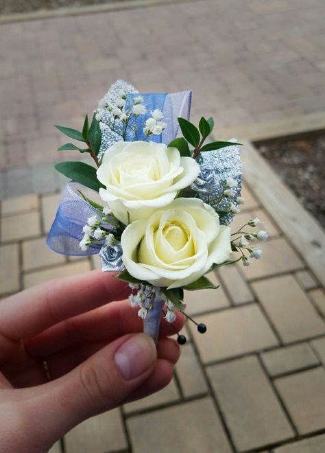 Light Blue Wedding Boutonniere, Periwinkle Prom Flowers, Light Blue Corsage And Boutonniere Prom, Hoco Corsage Blue, Boutineer And Corsage Ideas Prom, Bouteniers Prom Diy, Prom Flowers Bouquet Light Blue Dress, Corsage With Blue Dress, Baby Blue Prom Bouquet