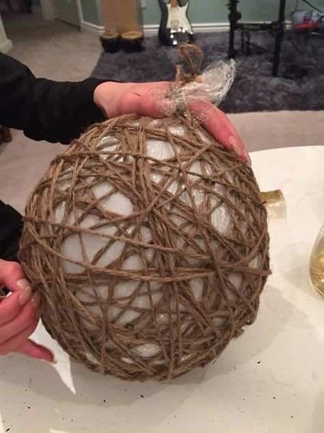 twine spheres diy tutorial, christmas decorations, crafts, how to, seasonal holiday decor Natal Natural, Twine Balls, Light Up Canvas, Twine Diy, Twine Crafts, Stepping Stones Diy, Easy Diy Wreaths, Globe Decor, Diy Plant Stand