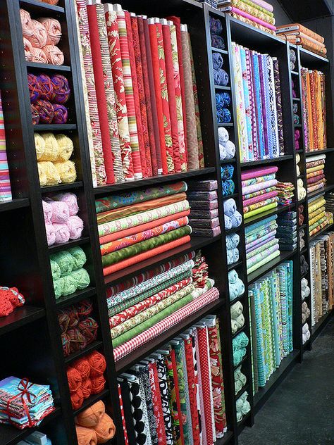 Wish I had a room like this! Fabric Display Ideas Showroom, Colourful Shelves, Colorful Shelves, Quilt Shop Displays, Quilt Shop Ideas, Fabric Shelves, Fabric Shop Display, Colorful Shelf, Shop Counter Design