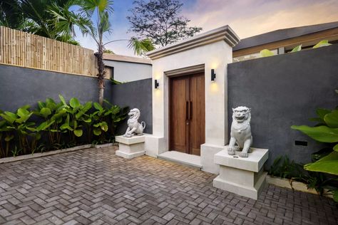 Outdoor Gates Ideas Entrance, Villa Gate Design, Front Yard Entrance, Villa Gate, Balinese Architecture, Villa Entrance, Bali Style Entrance Gate, Entrance Gate, Bali Entrance Gate