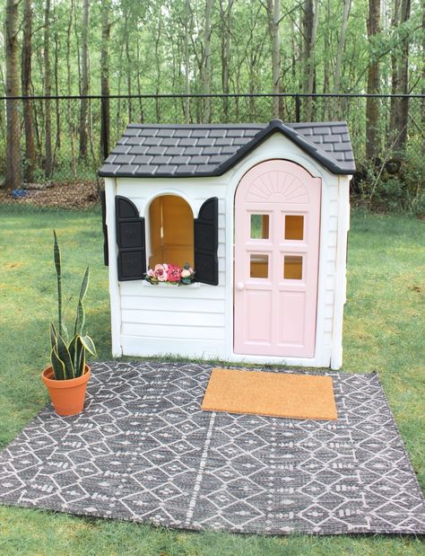 How to Makeover a Plastic Playhouse using Spray Paint! Girls Playhouse Outdoor, Playhouse Outdoor Diy, Playhouse Decorating Ideas, Plastic Playhouse Makeover, Painted Playhouse, Kids Wooden Playhouse, Plastic Playhouse, Playhouse Kids, Playhouse Makeover