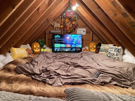 Attic Secret Room Ideas, Loft Chill Out Room, Secret Attic Rooms, Attic Chill Room, Attic Hangout Room, Attic Hangout Room Ideas, Attic Ideas Hangout, Attic Lounge Ideas, Chill Bedroom Ideas