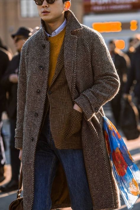 Snob-Dog. Winter Fashion For Men, Brown Coat Outfit, Tweed Jacket Outfit, Coat Ideas, Tweed Overcoat, Mens Overcoat, Mens Outfit Inspiration, Mens Winter Coat, Weather Report