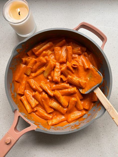 Creamy Red Pepper Pasta (Vegan) Creamy Red Pepper Pasta, Vegan Entree Recipes, Tofu Pasta, Gf Pasta, Pumpkin Quinoa, Red Pepper Pasta, Chickpea Burger, Pepper Pasta, Vegan Entree