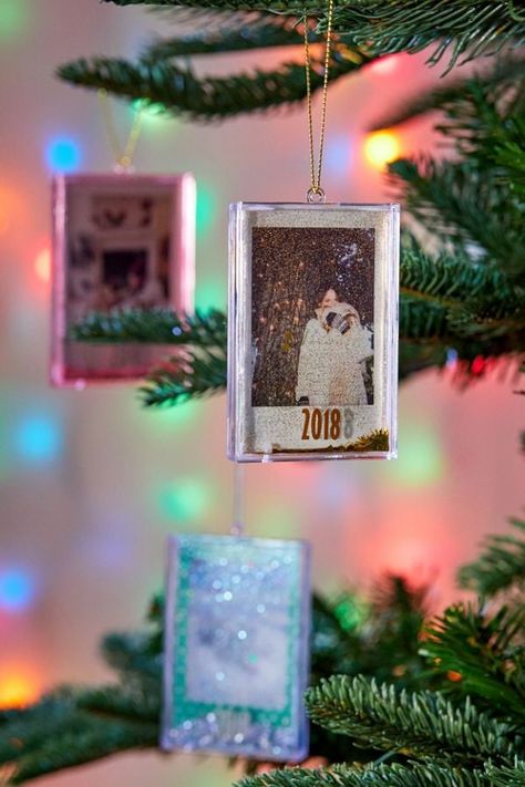 Instax Mini 2018 Christmas Ornament Polaroid Crafts, Instax Diy, Glitter Picture Frames, Real Christmas Tree, Christmas Door Wreaths, Street Swag, Christmas Photography, Pretty Christmas, Colorful Christmas Tree