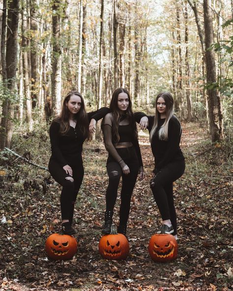 November Pictures Fall, Pumpkin Head Photoshoot Friends Black, Pumpkin Head Photo Shoot Friends, Friends Halloween Photoshoot, Pumpkin Photoshoot Friends, Best Friend Pumpkin Head Photoshoot, Best Friend Pumpkin Photo Shoot, Fall Bff Photoshoot, Bff Pumpkin Head Photoshoot