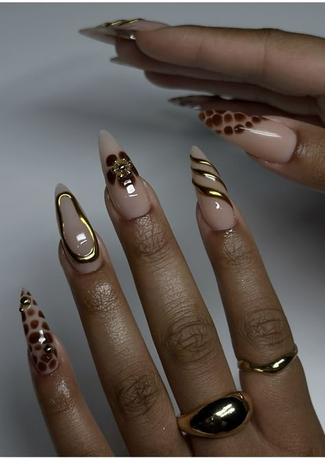 Nude Nails With Color Design, Clear Stiletto Nails Design, Chrome Manicure Ideas, Marble Nails Tips, Almond Nails Nude Color, Gold Outline Nails, Nude Nails Dark Skin Tone, Short Gel X Nail Designs, Medium Almond Nails Designs