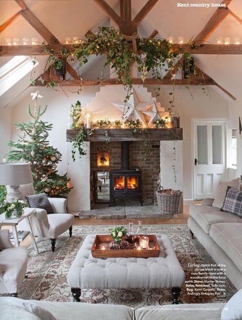 cozy-family Cozy Christmas Decor, Country House Interior, Cottage Living Rooms, Country Homes, Christmas Living Rooms, Cottage Living, A Living Room, Style At Home, Rustic Christmas