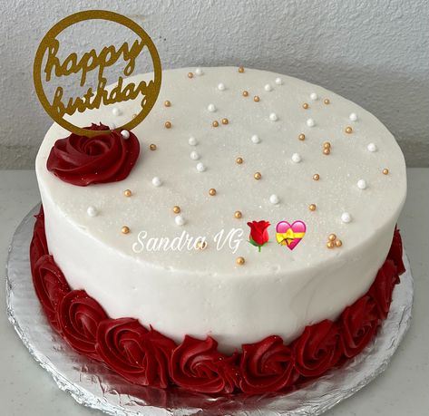 Anniversary Cake Simple Design, Anniversary Simple Cake, Simple Red Velvet Cake Designs, Red Velvet Cake Design Ideas, Red Velvet Cake Design Birthdays, Red Velvet Cake Design, Wedding Anniversary Cake Design, Red Velvet Cake Decoration, Simple Anniversary Cakes