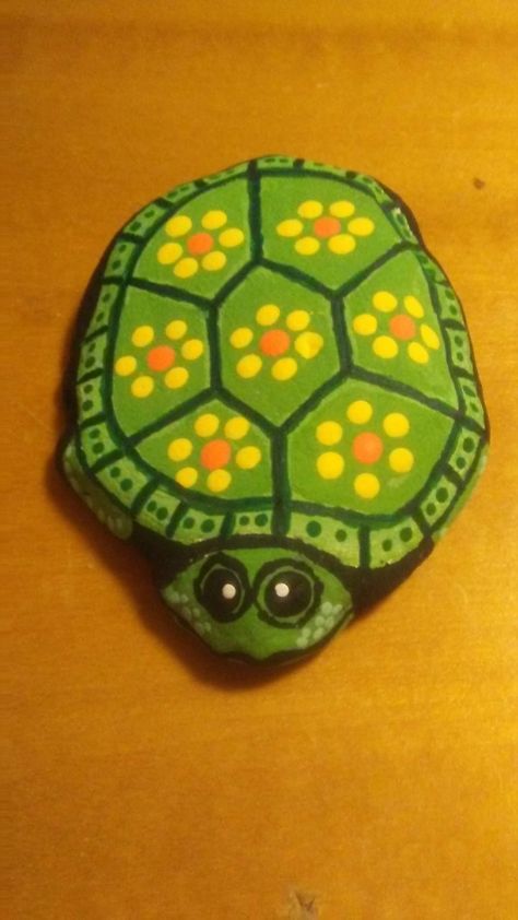 Turtle Painted Rocks Ideas, Rock Turtles Painted, Turtle Rock Painting Ideas Easy, Turtle Stone Painting, Rock Painting Turtles, Turtle Rocks Painted Stones, Rock Painting Turtle Easy, Green Rock Painting Ideas, Stone Painting Ideas On Canvas