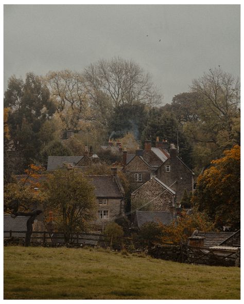 Misty autumnal mornings in the beautiful Peak District village of Tissington 🍁🍂 Can you smell the fires in the air 🥰 #englishcountryside #countrylife #countryside #goldenlight #countryliving #autumn #autumnvibes #goldenhour #peakdistrict #peakdistrictnationalpark #peakdistrictphotography #visitpeakdistrictnationalpark Peak District villages, countryside, countryside in England, villages in England #visitpeakdistrict #country_features #countrycottage #warmcore #cottagecore #cottagecoreaesthetic Peak District Autumn, Peak District England, Autumn Village, England Autumn, Journal Aesthetics, Landscape Painting Ideas, Rainy Afternoon, Peak District National Park, Bedroom Mood Board