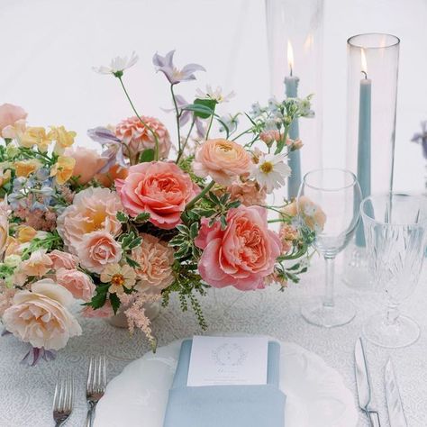 CMG Weddings & Events on Instagram: "Always a fan of designing in color and especially love a colored taper candle to really make the color palette pop 💙 Photo: @amandacrean Florals: @bloomwellandco Linen: @bbjlatavola Rentals: @hensleyeventresources #bluewedding #filoliwedding #tablescape #tablesetting #sfweddingplanner #bayareaweddingplanner" Candle Tablescapes, Coloured Pillar Candles, Taper Candles Wedding, Kona Wedding, Tapper Candles, Colored Taper Candles, Blue Taper Candles, Blue Candlesticks, Sf Wedding