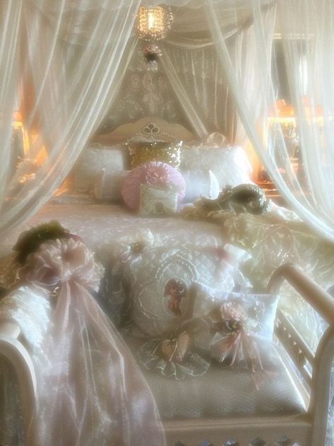 Angel Room Aesthetic, Angelcore Room, Ricky Bowen, Royal Bedroom, Fancy Bedroom, Dream Core, Dream Bedroom Inspiration, Castle Aesthetic, Creative Bedroom