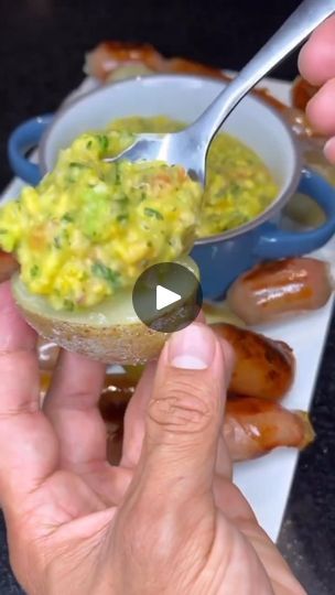 88K views · 4.6K reactions | Créditos 📷 @tatanarroyo 👏  GUACAMOLE COLOMBIANO 🇨🇴 🥑🍎🍲🥗  para 6 personas  2 aguacates 1/2 cebolla morada mediana 1/2 tomate maduro mediano 1/4 pimentón 1 rama de cebolla larga 1 atado pequeño de cilantro 2 limones 3 Cdas de vinagre blanco 1 Cda aceite de oliva 1 diente de ajo Sal y pimienta al gusto Chile o picante al gusto . . . #guacamole #aguacate #viral #foryou #fyp #reelsinstagram #reelsviral #foodporn #food #foodie #asado #colombia #recetas #recetasfaciles #gastronomíacolombiana🇨🇴 #descubrecolombiaa_ #delicious #guacamolecolombiano | Descubre Colombia 🇨🇴 | descubrecolombiaa_ · Guacamole Colombiano Guacamole, Cilantro, Appetizer, Ramen