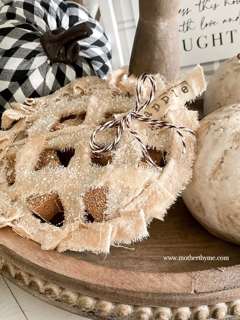 Fall Tried Tray, Fake Pies How To Make, Faux Pies Diy, Apple Decor Diy, Faux Baked Goods Diy, Diy Faux Food, Faux Apple Pie, Diy Primitive Fall Decor, Rustic Crafts Diy