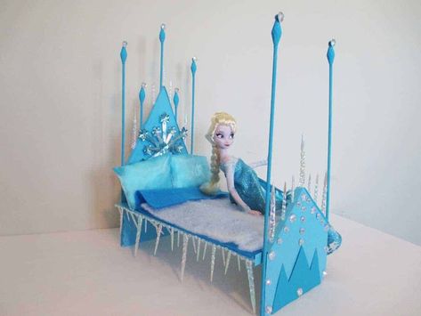 DIY ice princess bed for Elsa dolls - WonderfulDIY.com Frozen Girls Bedroom, Frozen Dollhouse, Frozen Bedroom Decor, Disney Frozen Crafts, Bed Tutorial, Frozen Bedroom, Frozen Room, Frozen Crafts, Frozen Dolls