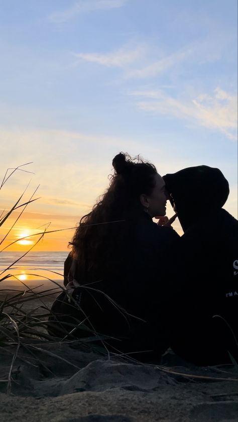 San Francisco, CA #wlw #beach #wlwaesthetic #sunset #privatenotsecret #masc #femme #couple #coupleinspo #couplegoals Masc Couple, Masc Femme Relationship, Masc X Femme Wlw, Wlw Beach, Wlw Summer, Wlw Pictures, Fake Dating, Soft Launch, Boo Thang