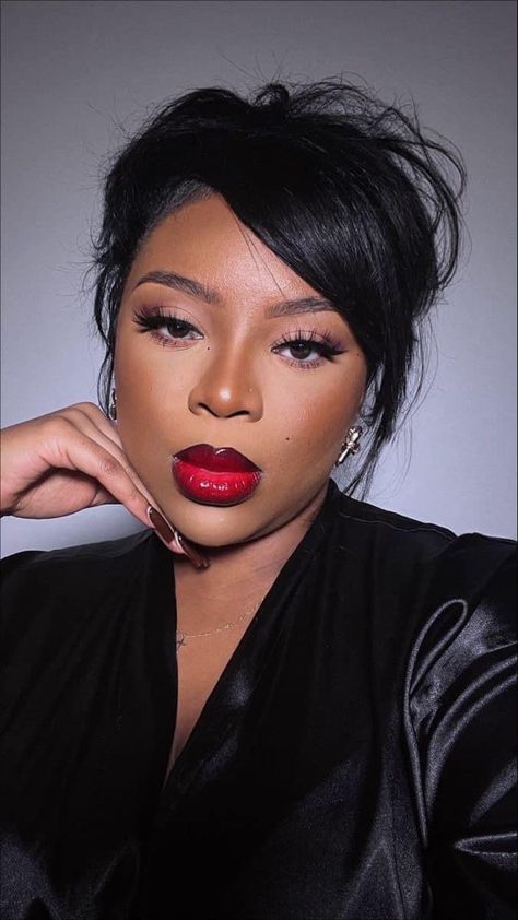 Black Eyeliner Red Lipstick, Red Lip Black Liner Makeup, Vampy Lip Makeup Look, Red Lip With Dark Liner, Dark Skin Makeup With Red Lips, Bold Red Lip Makeup Black Women, Red Lipstick Black Liner, Black Liner Red Lips, Red Lip Liner And Gloss